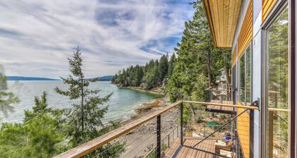 Family & dog-friendly waterfront home w/ free WiFi & a full kitchen