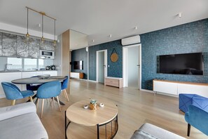 Un espace de vie moderne comprenant une cuisine, un coin repas et un espace de détente.