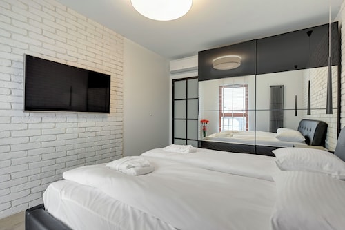 Downtown Apartments Waterlane Island - Riverview Pool, SPA, Gym & Parking