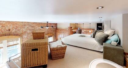 Stylish, downtown condo w/ loft, kitchen, & fireplace plus shared patio & grill