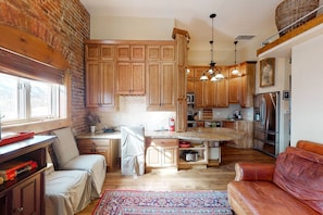 Private kitchen | Fridge, microwave, oven, stovetop