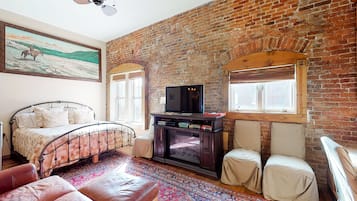 Tabla de planchar con plancha, internet y ropa de cama