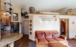 Fernseher, Kamin, DVD-Player