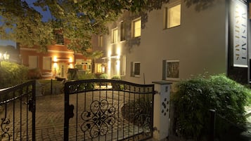 Fassade der Unterkunft – Abend/Nacht