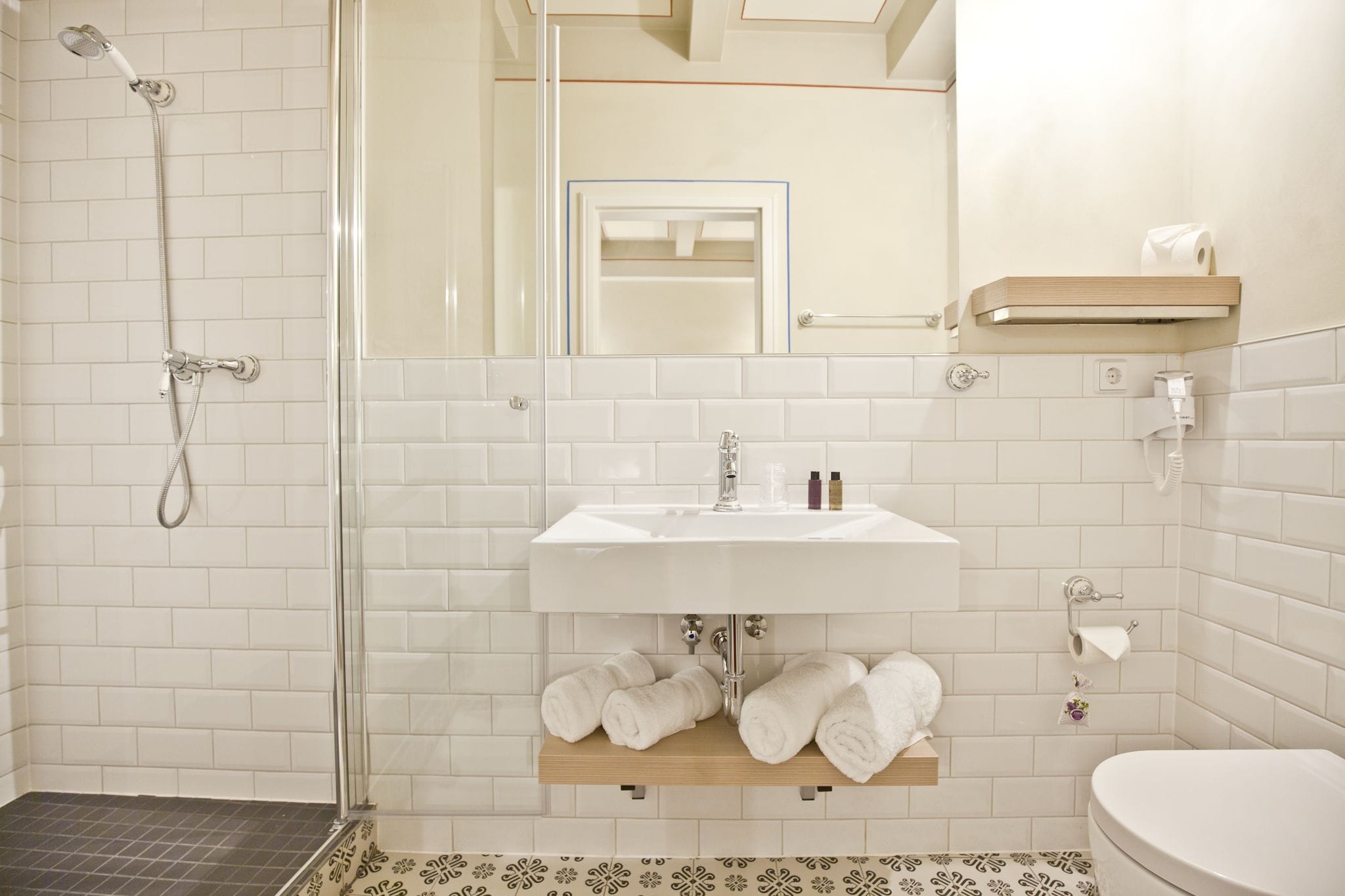 Comfort-Zweibettzimmer | Badezimmer | Dusche, Haartrockner, Handtücher