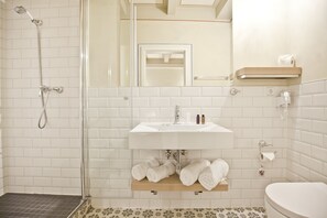 Habitación Confort con 2 camas individuales | Baño | Regadera, secadora de cabello, toallas 