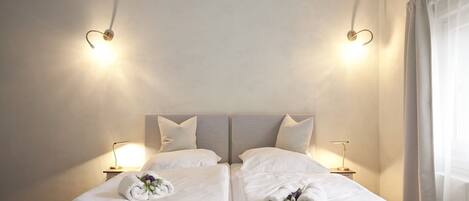 Tomannsrom – comfort | Senger med Select Comfort-madrass, safe på rommet og skrivebord