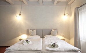 Comfort Twin Room | Select Comfort beds, in-room safe, desk, blackout drapes - Altstadt Gästehaus (Lutherstadt Wittenberg)