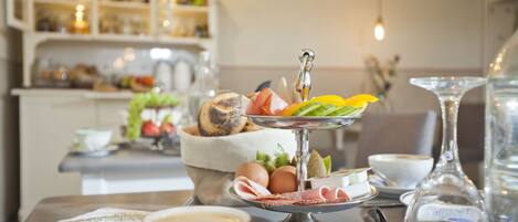 Desayuno buffet (EUR 12.50 por persona)