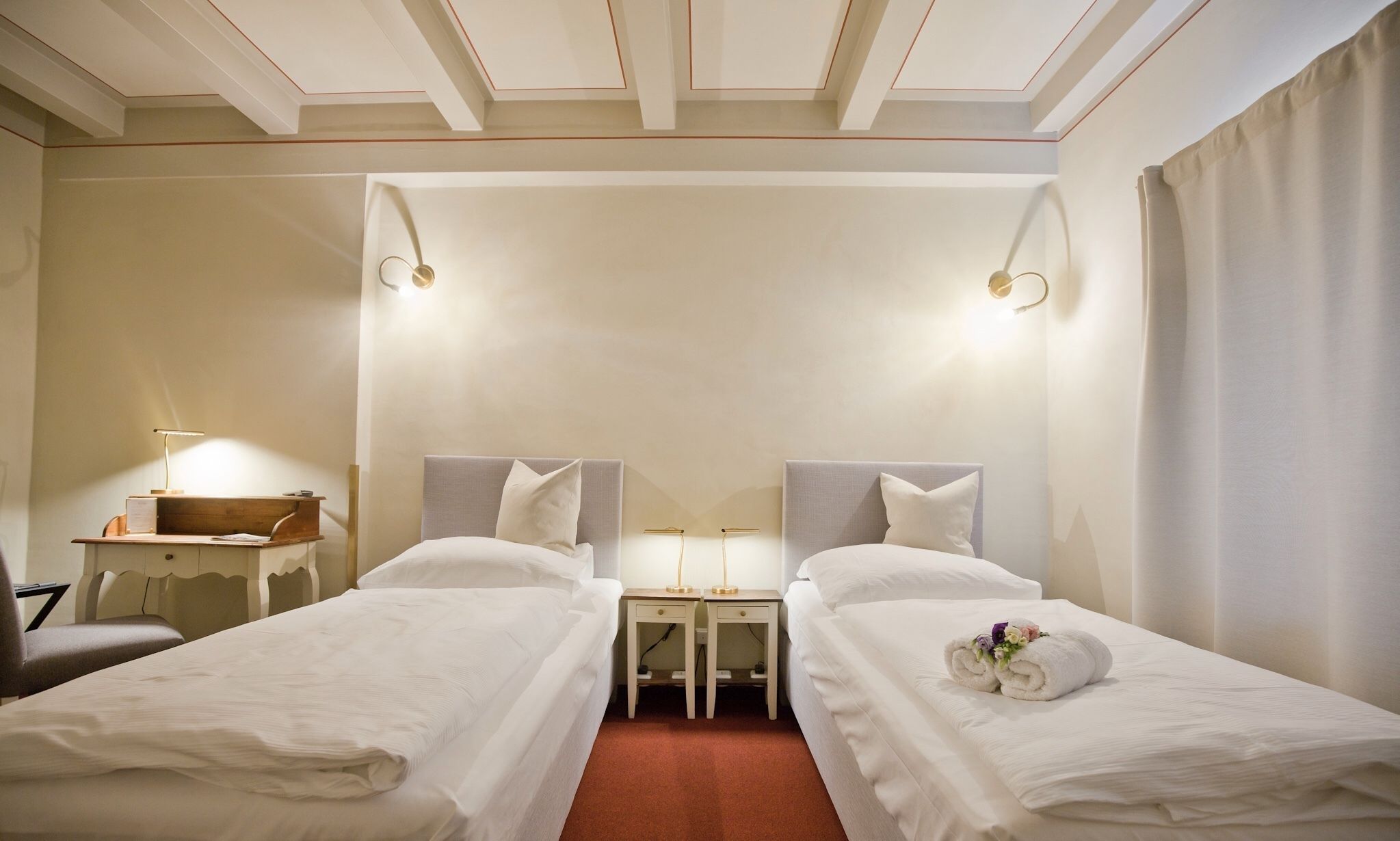 Colchones Select Comfort y caja de seguridad en la habitación 