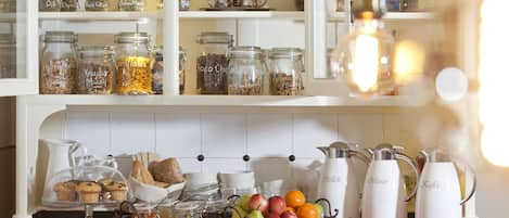 Dagelijks ontbijtbuffet (EUR 12.50 per persoon)