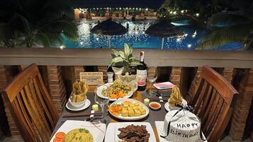 Breakfast, lunch, dinner served; local and international cuisine