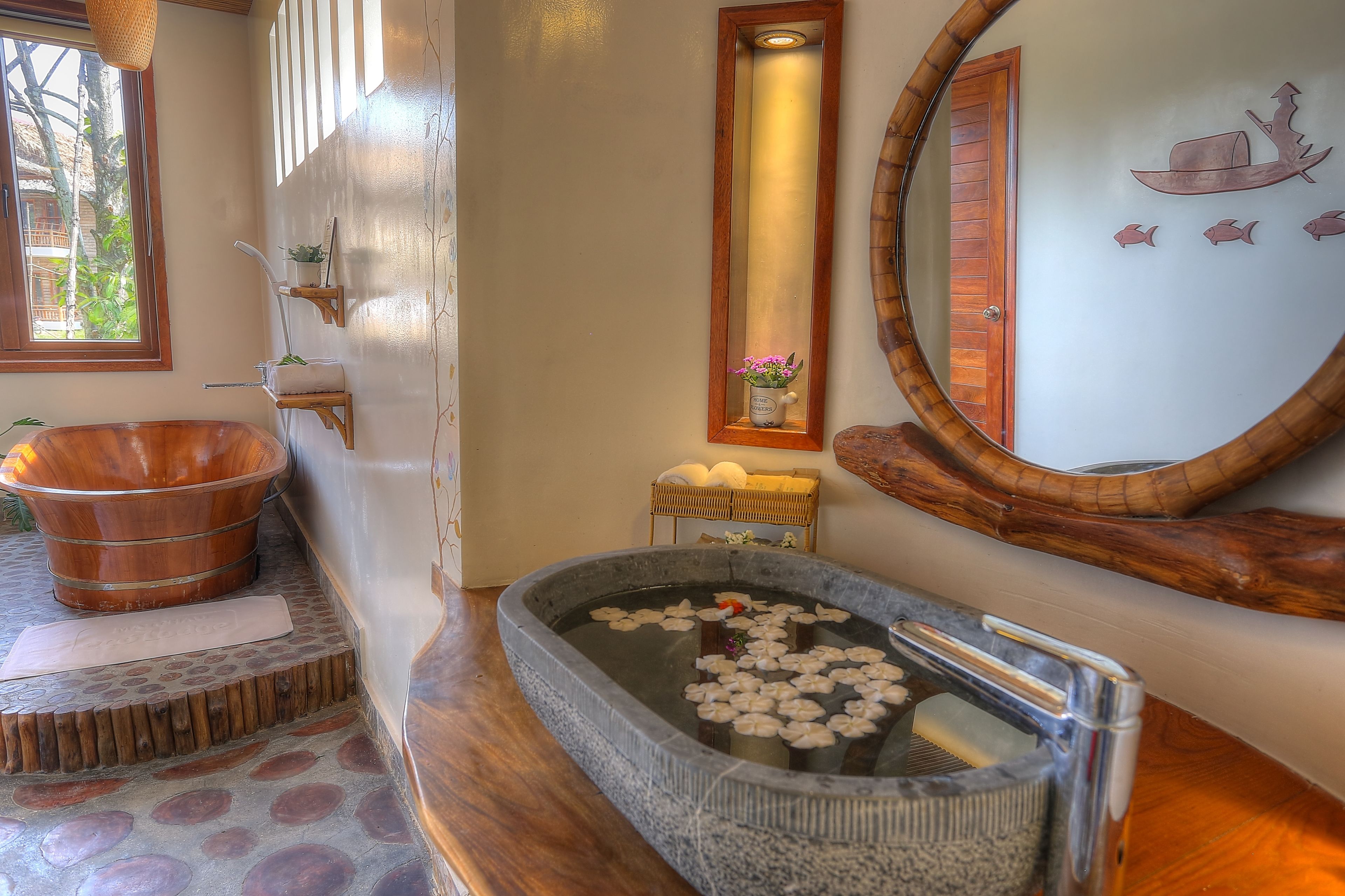 Combined shower/tub, deep soaking tub, rainfall showerhead