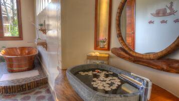 Combined shower/tub, deep soaking tub, rainfall showerhead