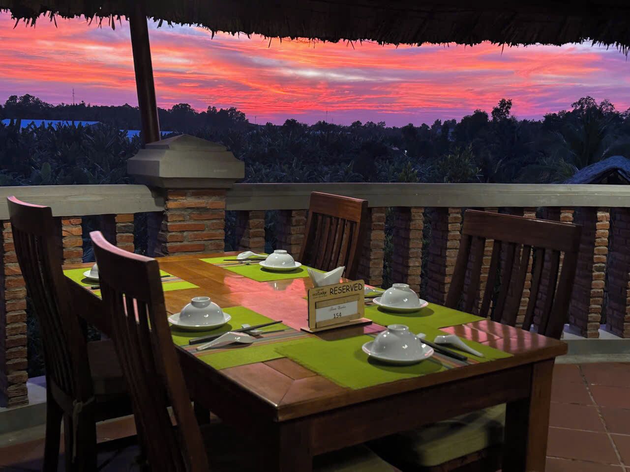 Breakfast, lunch, dinner served; local and international cuisine 