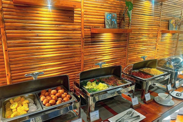 Kahvaltı ve öğle yemeği sunulur, yerel ve uluslararası mutfak