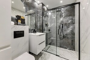 Departamento Deluxe | Baño | Regadera, amenidades de baño gratuitas, secadora de cabello, toallas