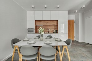 Comfort appartement | Privékitchenette | Een koelkast, een oven, een kookplaat, een vaatwasser