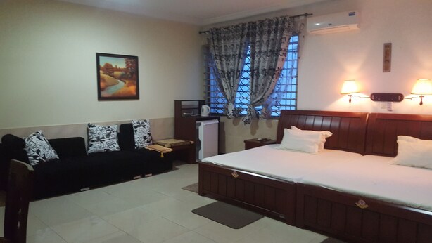 Unclassified image, 1 of 4, button - GREEN COURT HOTEL (Accra)