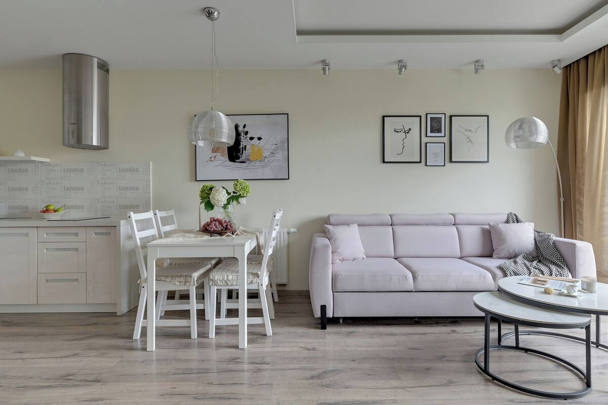 คลาสสิกอพาร์ทเมนท์, 1 ห้องนอน, ระเบียง | บริเวณนั่งเล่น | ทีวีจอแบน 50 นิ้ว พร้อมช่องเคเบิล