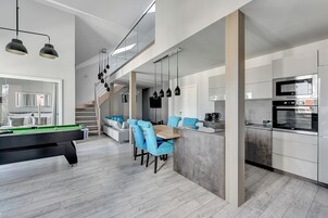 Premium Apartment | Peralatan tempat tidur premium, kalis bunyi, seterika/papan seterika