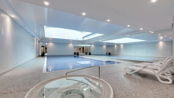 Kolam renang indoor