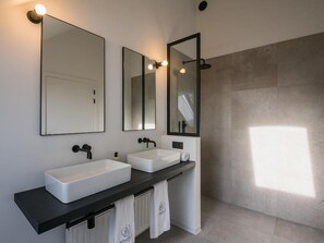 Suite estudio junior, 1 habitación | Baño | Tina y regadera independientes y amenidades de baño gratuitas