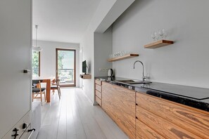 Fridge, oven, stovetop, coffee/tea maker - Downtown Apartments Riverside & Parking Szafarnia Street (Gdansk)