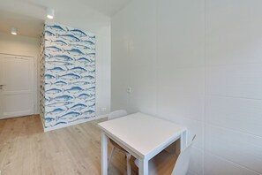 Appartement Classique, balcon | Cuisine privée | Réfrigérateur, four, plaque de cuisson, cafetière/bouilloire