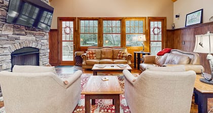 Luxurious home right on the river w/ a full kitchen - perfect for fishing