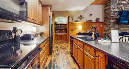 Ylellinen koti aivan joen varrella, täydellinen keittiö - täydellinen kalastukseen!