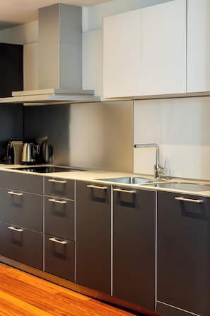 Appartement Deluxe, 1 chambre | Cuisine privée | Grand réfrigérateur, micro-ondes, four, plaque de cuisson