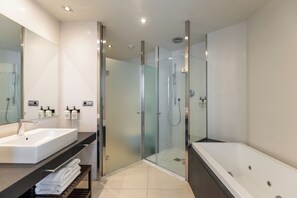 Deluxe Apartment, 1 Bedroom | Bathroom