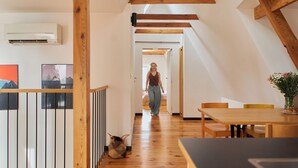 Familieleilighet | Eget kjøkken | Kjøleskap, høy barnestol, kjøkkenutstyr og fryser