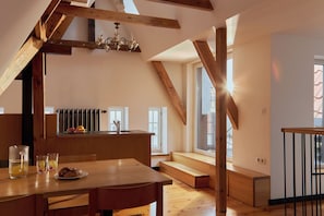 Apartamento família | Cozinha privada | Geladeira, cadeirão de bebê, talheres/pratos/utensílios de cozinha