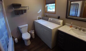 Tina con regadera, secadora de cabello, toallas, jabón 