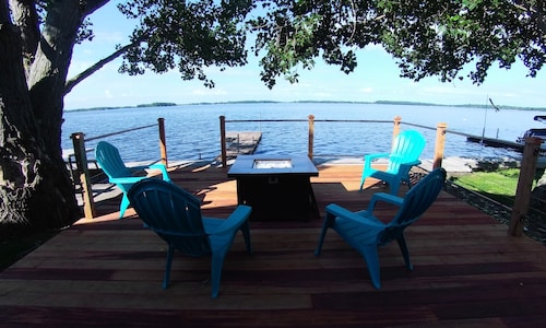 Kauniisti uusittu Lake Front Home ~ Sisältää kajakkeja!  