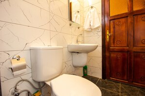 舒适公寓 | 浴室 | 淋浴设施、浴袍、拖鞋、毛巾