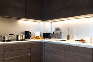 شقة فاخرة - غرفة نوم واحدة - لغير المدخنين | مطبخ خاص | ثلاجة/مجمد بحجم كبير، ميكروويف، فرن، موقد طهي مسطح