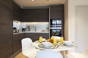 Luxury-Apartment, 1 Schlafzimmer, Nichtraucher | Wohnbereich | 46-Zoll-Plasmafernseher mit Satellitenempfang, Fernseher, Netflix