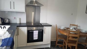 Basic Apartment | Private kitchen | Full-sized fridge, microwave, oven, stovetop