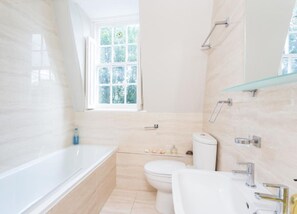 Apartment, 1 Bedroom, Non Smoking | Bathroom | Combined shower/bathtub, free toiletries, towels - Stylish 1 Bed Apartment in Angel (London)