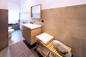 Habitación con 2 camas individuales, baño privado (Bais) | Baño | Ducha, secador de pelo, bidé y toallas