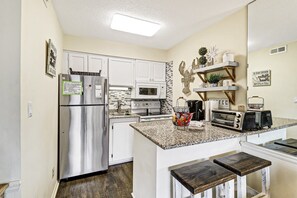 Refrigerador, microondas, horno y cafetera y tetera 