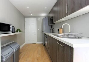 Apartment, 1 Bedroom, Non Smoking | Private kitchen | Full-size fridge, microwave, oven, stovetop - Modern cozy 1 Bed Apartment in Camden (London)
