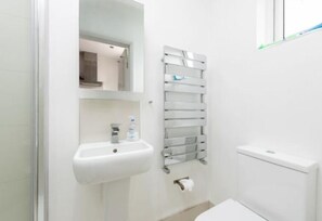 Bathroom - Modern cozy 1 Bed Apartment in Camden (London)