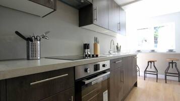 Appartement, 1 slaapkamer, niet-roken | Privékeuken | Een koelkast met diepvriezer, een microgolfoven, een oven, een kookplaat