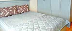 Appartement luxueux, 2 chambres | 2 chambres, bureau, fer et planche à repasser, accès au Wi-Fi (inclus)