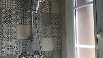 Quadruple Room | Bathroom shower