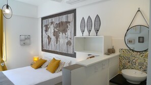 Individually decorated, individually furnished, desk, soundproofing - O 36 Rempart Sud B&B (Aigues-Mortes)